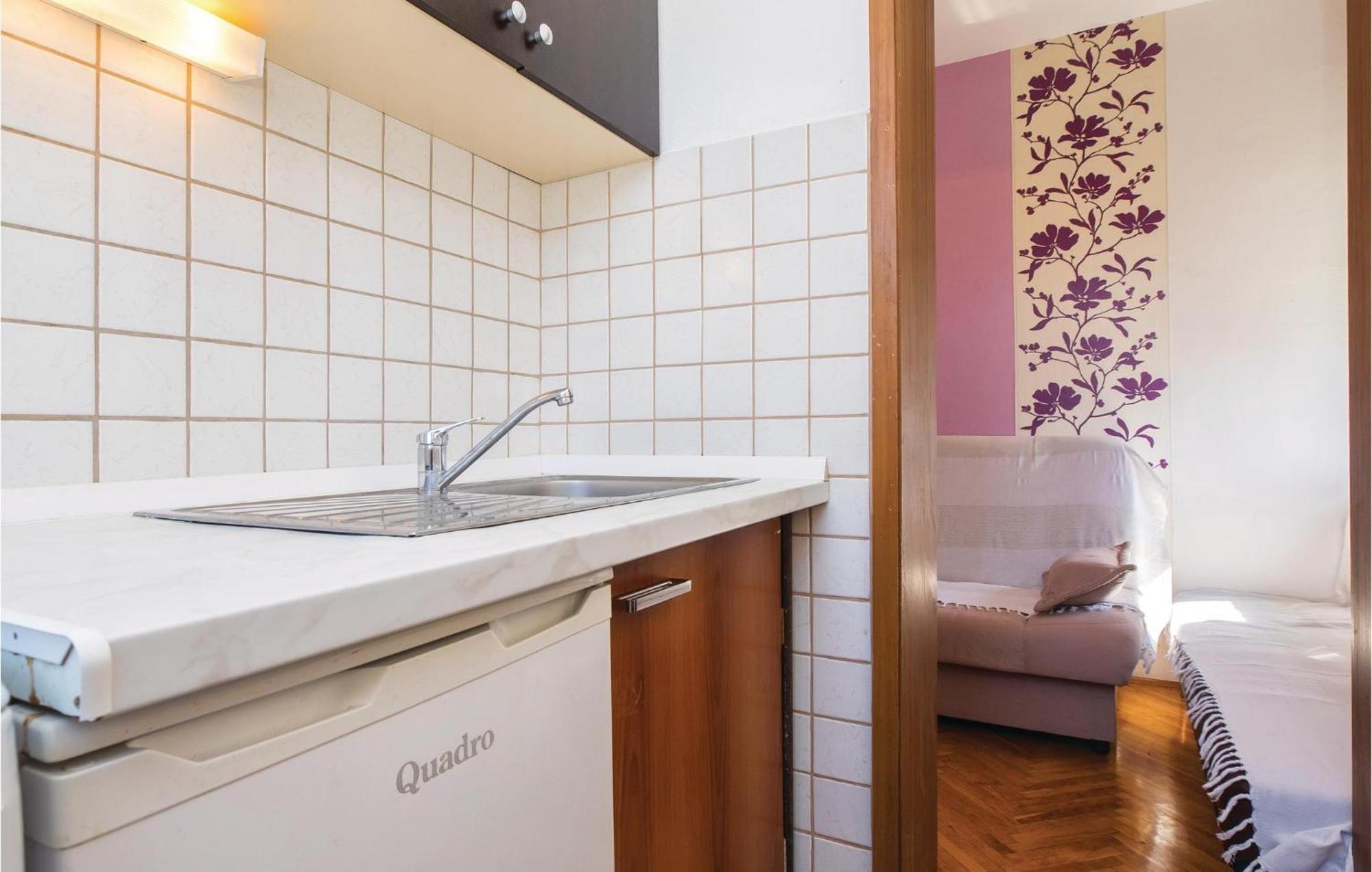 Amazing Apartment In Split With Kitchen エクステリア 写真