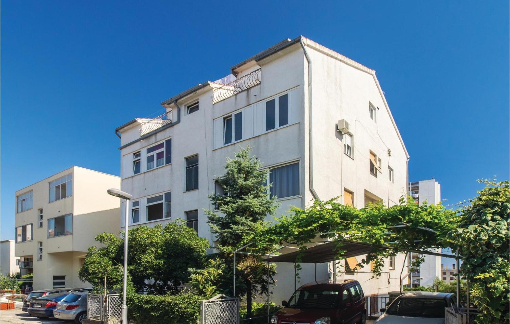 Amazing Apartment In Split With Kitchen エクステリア 写真