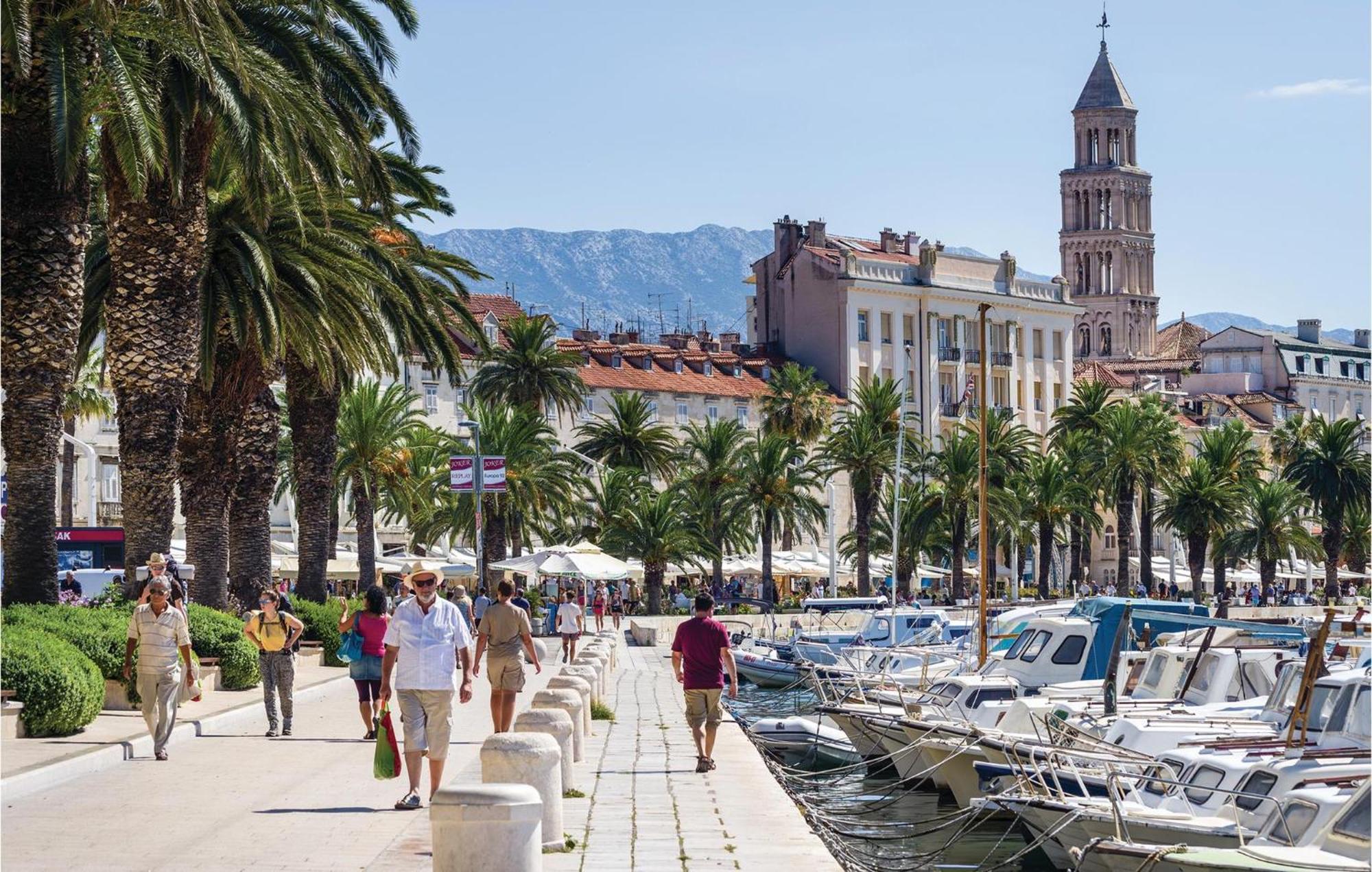 Amazing Apartment In Split With Kitchen エクステリア 写真