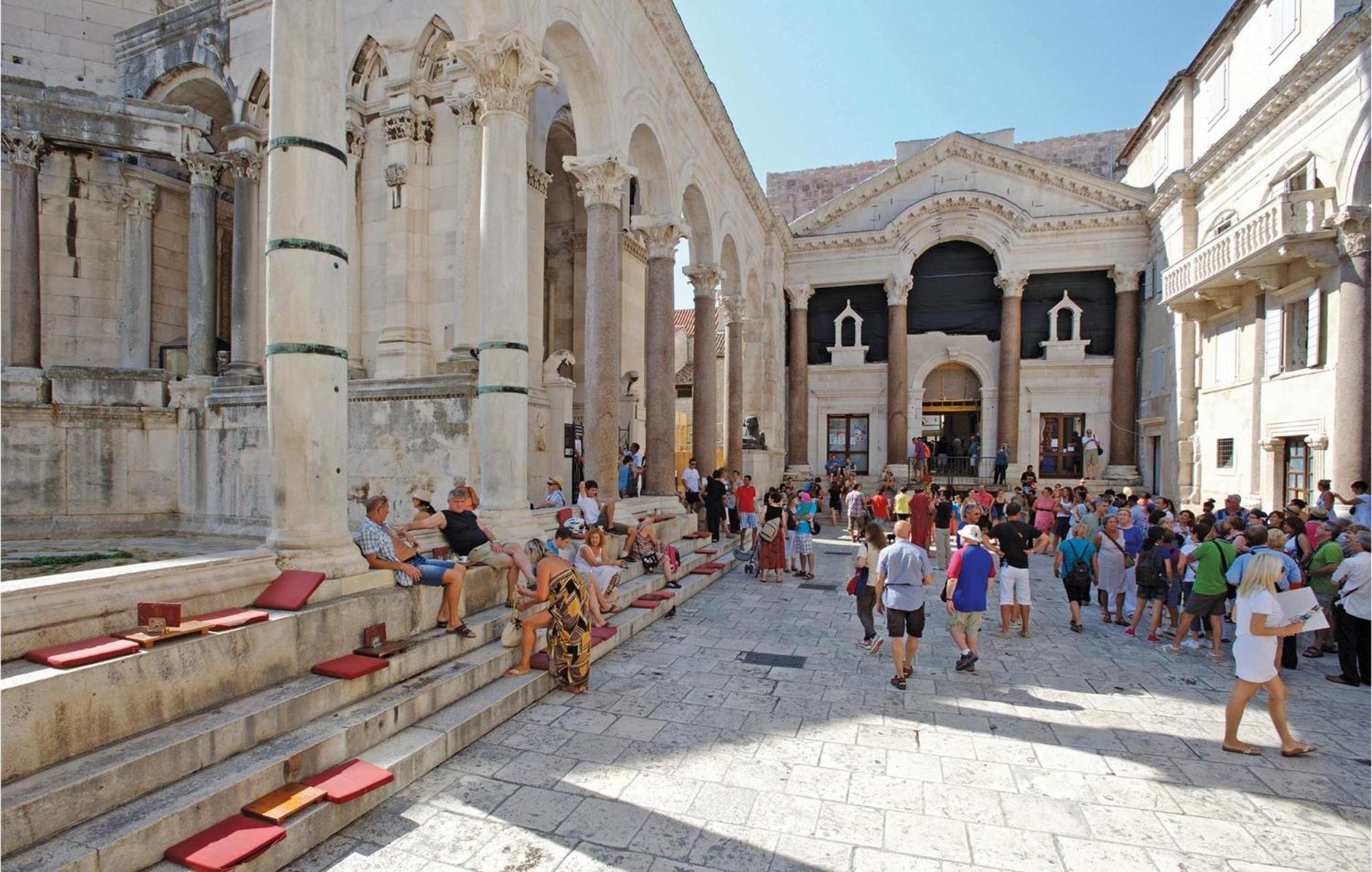 Amazing Apartment In Split With Kitchen エクステリア 写真