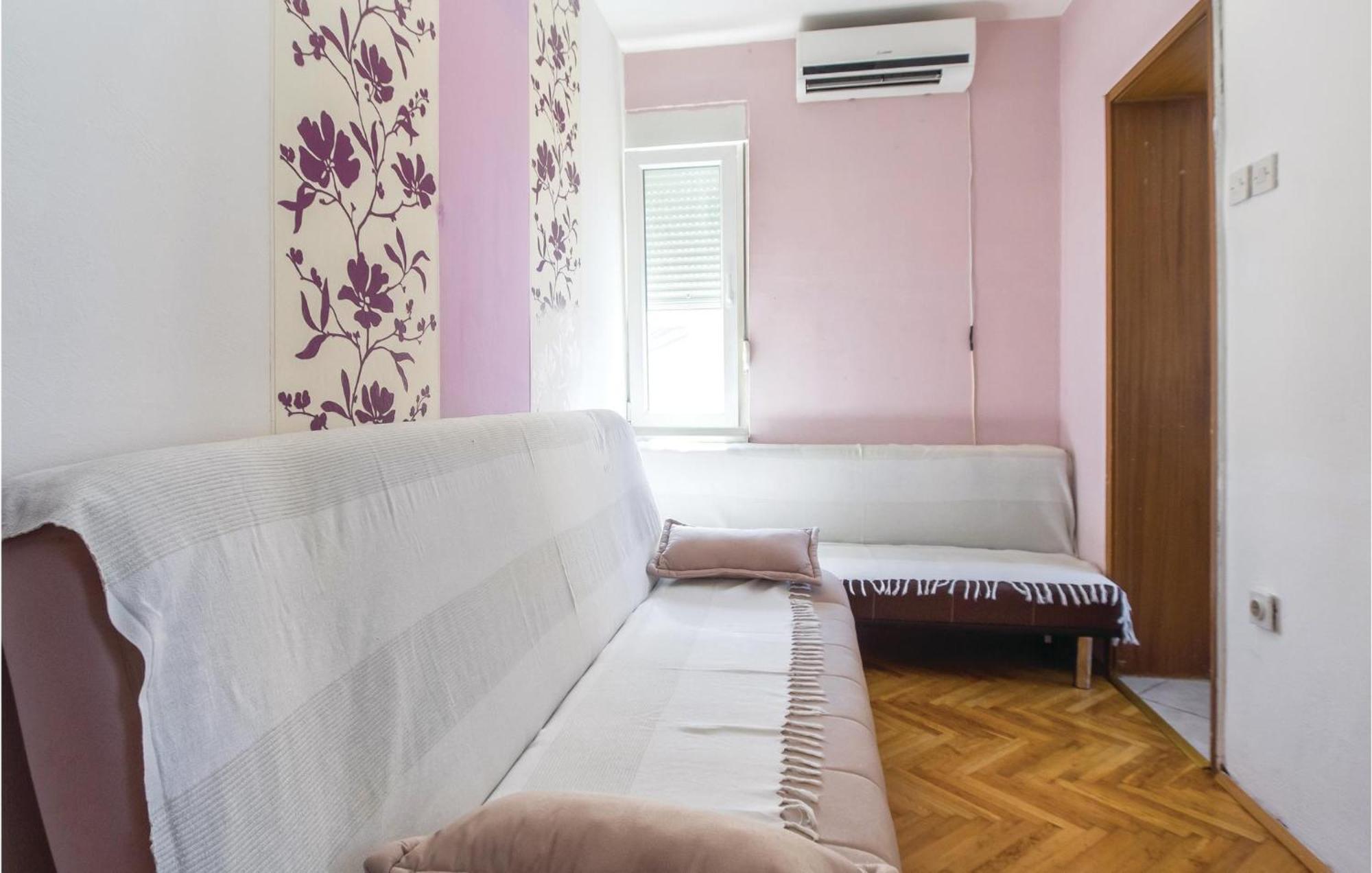 Amazing Apartment In Split With Kitchen エクステリア 写真